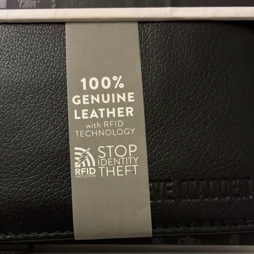 Steve Madden Black Genuine Leather Card Holder - Picture 5 of 6